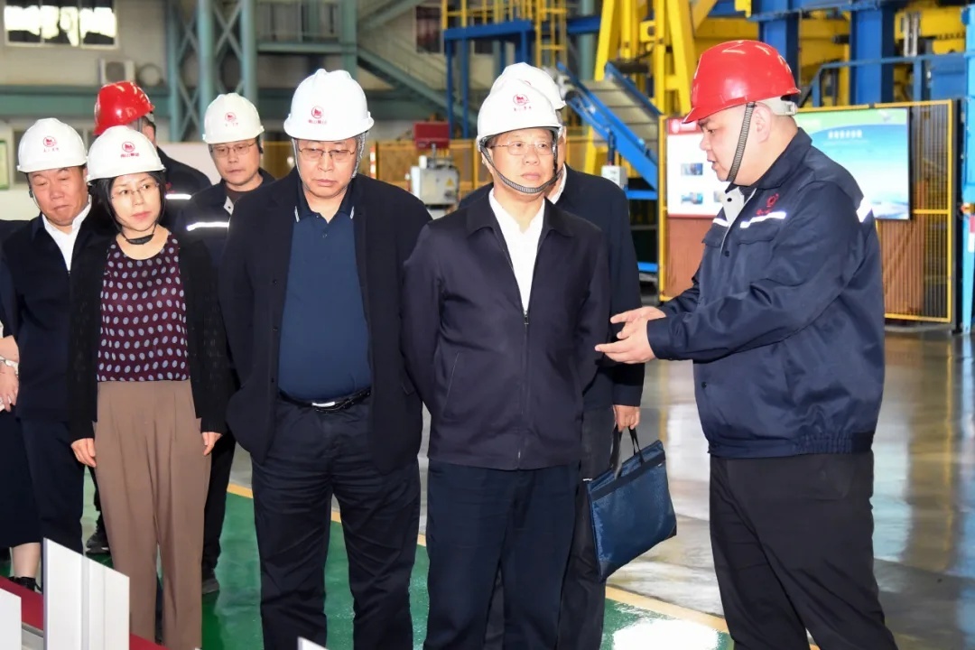 中(zhong)國(guo)有(yǒu)色金屬工(gong)業協會領(ling)導(dao)莅臨南(nan)山(shān)鋁業 共謀鋁行業髮(fa)展(zhan)新(xin)篇章